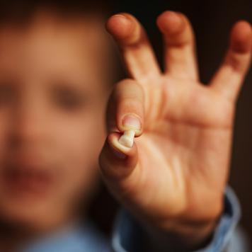 Come togliersi un dente da soli senza farsi male