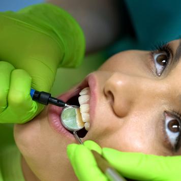 Dente spezzato si può attaccare