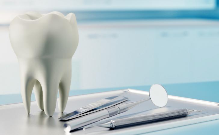 Dente finto incollato