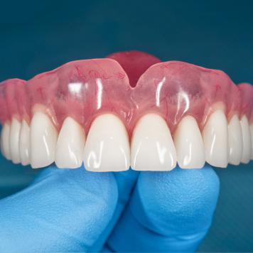 Dentiera finta: cos'è? Tipologie e differenze di prezzo